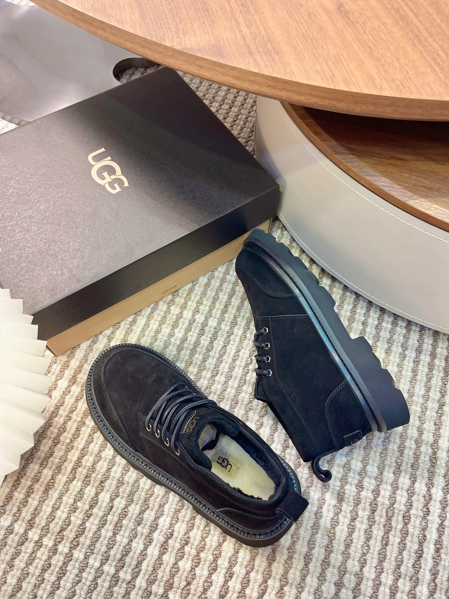 [UGG] P: 580💰 Size: 40 to 44 (45 custom-made) 2025 new style 𝑼𝑮𝑮•Men's ◾️. Winter snow boots and fur shoes. The matching coefficient is also 100%. 💥Good-looking✨Fully fashionable and full of aura when worn📈 Lager casual boots, lace-up style. The heels are decorated with hot embossed brand logos. Item No.: 1171113 Upper: high-quality cow suede Lining: sheepskin imported from Australia 🐑The inner lining is made of Australian lamb wool Outsole: EVA non-slip outsole.